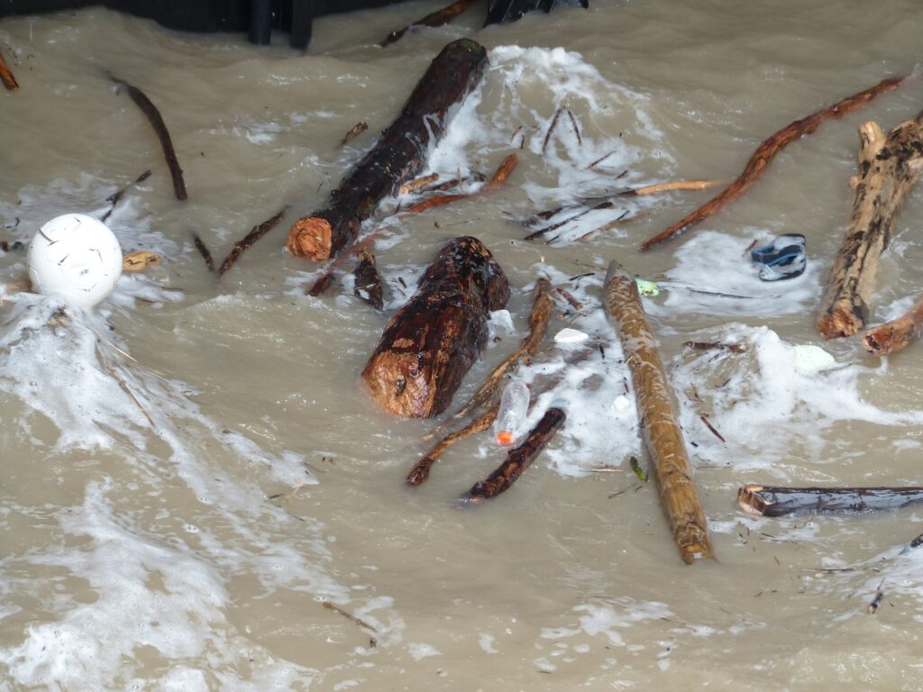 "Erfahre alles über die neuesten Entwicklungen der Hochwasserlage in Münster. Informiere dich über die Pegelstände von Münsterscher Aa, Werse und Angel sowie über die Maßnahmen der Stadt. Klimawandel und Niederschläge. Hochwasserschutz am Wilhelmshavenufer