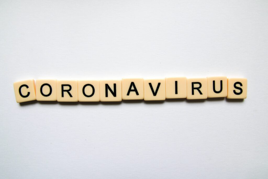 Die neue Corona-Variante JN.1: Ein wachsendes globales Gesundheitsproblem Die Weltgesundheitsorganisation (WHO) und die Centers for Disease Control and Prevention (CDC) haben kürzlich auf die rasche Ausbreitung der neuen Corona-Variante JN.1 hingewiesen. Diese Variante, die sich durch eine hohe Übertragungsrate auszeichnet, hat in verschiedenen Ländern, insbesondere in den USA, für Besorgnis gesorgt. Dr. Thomas Russo, ein führender Infektionsexperte, betont, dass JN.1 eine signifikante Rolle in der aktuellen Winterwelle der Pandemie spielt.
