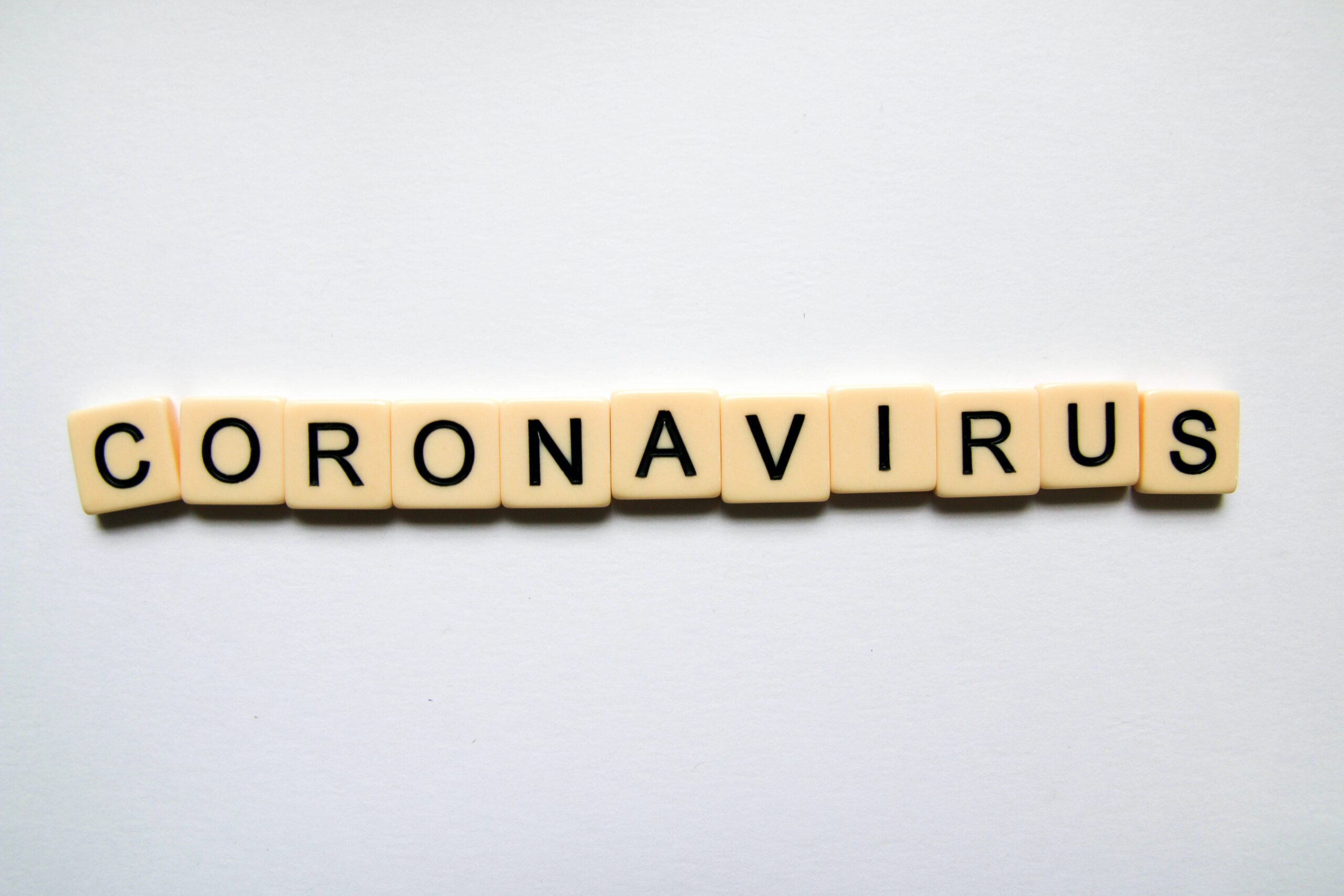 Die neue Corona-Variante JN.1: Ein wachsendes globales Gesundheitsproblem Die Weltgesundheitsorganisation (WHO) und die Centers for Disease Control and Prevention (CDC) haben kürzlich auf die rasche Ausbreitung der neuen Corona-Variante JN.1 hingewiesen. Diese Variante, die sich durch eine hohe Übertragungsrate auszeichnet, hat in verschiedenen Ländern, insbesondere in den USA, für Besorgnis gesorgt. Dr. Thomas Russo, ein führender Infektionsexperte, betont, dass JN.1 eine signifikante Rolle in der aktuellen Winterwelle der Pandemie spielt.
