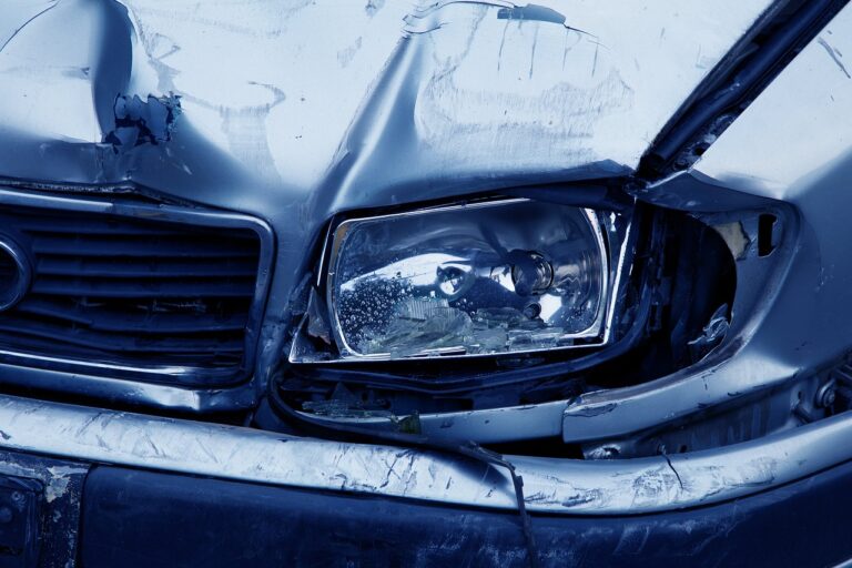 Ein schwerer Unfall bei Lengerich an der Tecklenburger Straße ereignete sich in der Nacht zu Sonntag gegen 4:15 Uhr. Am 22. Dezember gegen 14:50 Uhr ereignete sich ein schwerer Verkehrsunfall auf der A31 in Fahrtrichtung Emden, Höhe der Anschlussstelle Gescher. Unfall auf Drogerieparkplatz in Warendorf: Eine 71-jährige Fahrerin verliert die Kontrolle, beschädigt mehrere Autos und verursacht 25.000 Euro Schaden. Polizei ermittelt. Unfall auf der A2 bei Gelsenkirchen: Ein plötzlicher Spurwechsel führte zu einer Kollision. Die Polizei sucht den flüchtigen Unfallverursacher.
