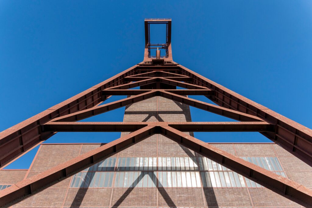 Der Besuch des UNESCO-Welterbes Zollverein, das aus der Zeche und der Kokerei besteht, ist kostenlos. Auf dem Gelände gibt es jedoch verschiedene Museen und Attraktionen mit unterschiedlichen Eintrittspreisen.