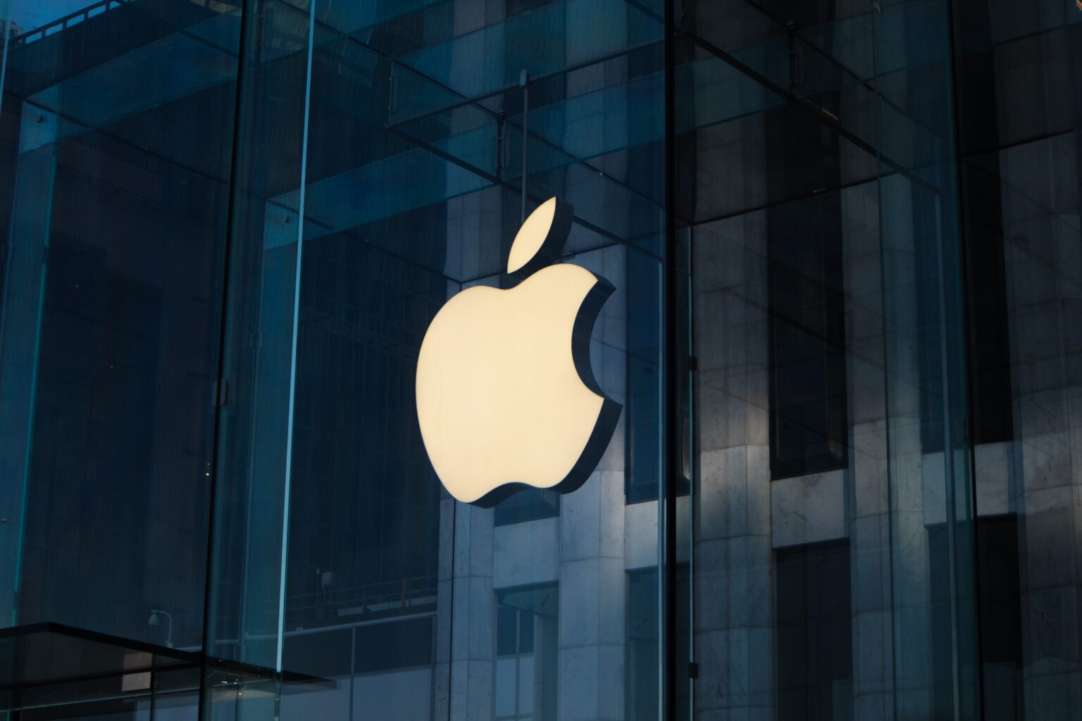Die Debatte um die Apple-Aktie Die Apple-Aktie steht im Zentrum einer intensiven Debatte unter Analysten und Investoren. Während einige eine Überbewertung befürchten, übersehen sie oft ein entscheidendes Detail: das immense Zukunftspotenzial von Apple. In diesem Artikel werfen wir einen detaillierten Blick auf die verschiedenen Aspekte, die die Apple-Aktie zu einem attraktiven Investment machen könnten.