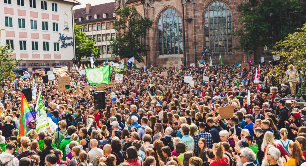 Verteilungskämpfe in Deutschland: Eine Analyse der aktuellen Situation Deutschland erlebt eine Zeit intensiver Verteilungskämpfe, die sich in verschiedenen Bereichen des gesellschaftlichen und wirtschaftlichen Lebens manifestieren. Diese Entwicklung ist nicht nur ein temporäres Phänomen, sondern hat tiefergehende Ursachen und könnte langfristige Auswirkungen auf die Zukunft des Landes haben.