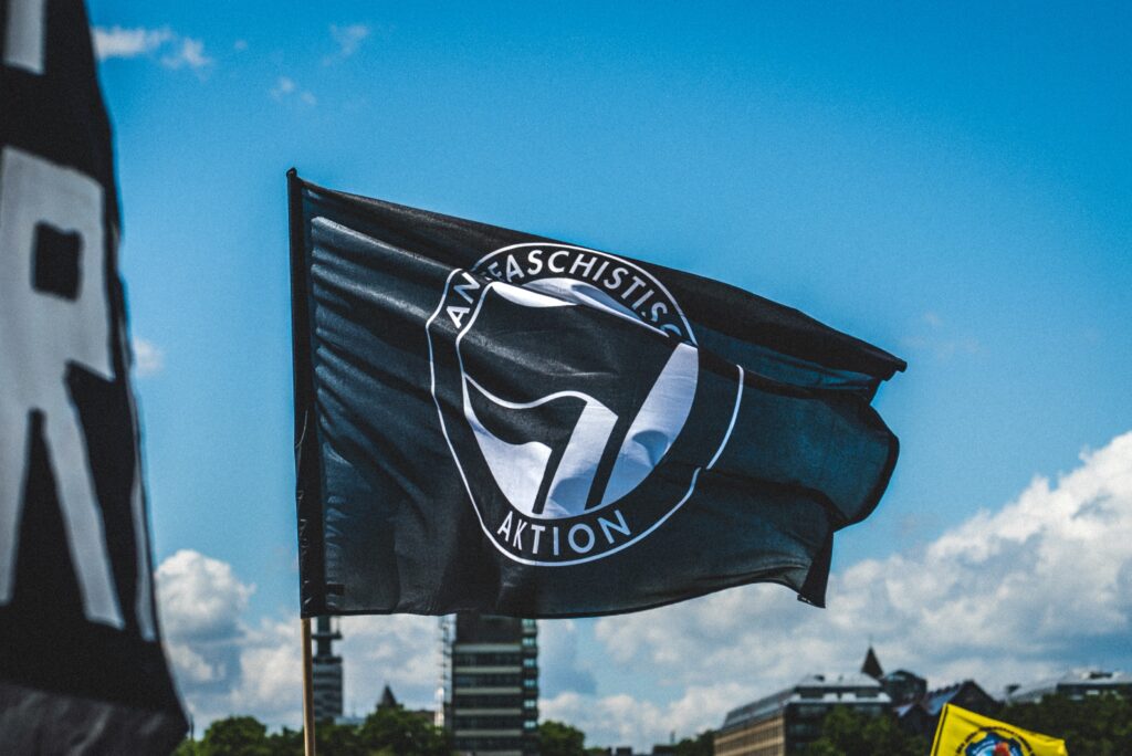 Entdecke die Hintergründe der Besetzung des PG-Jugendzentrums in Münster und den Kampf junger Menschen für ihren soziokulturellen Treffpunkt. Einblicke in die Forderungen und den Widerstand. Paul Gerhardt Haus Besetzung
