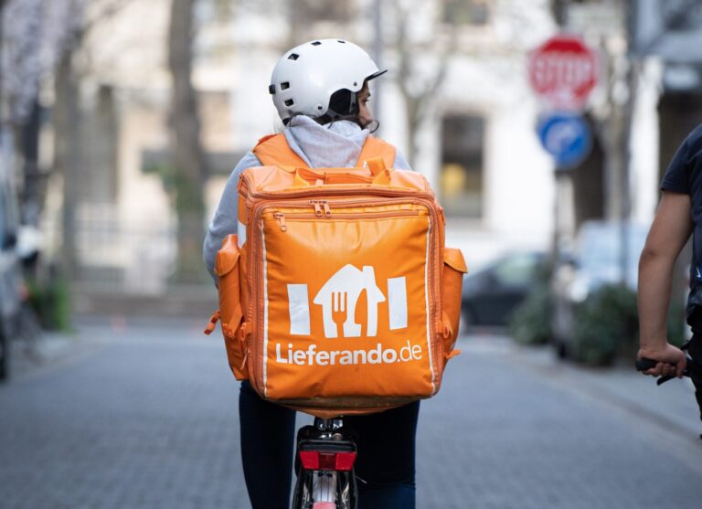 Erfahre alles über Minijobs in Deutschland: Verstehe die Rechte, Pflichten und steuerlichen Aspekte, die mit dieser beliebten Beschäftigungsform einhergehen. Entdecken Sie, wie rechtsextreme Hetze gegen Pizzerien und Moscheen in Nordrhein-Westfalen zunimmt, und erfahren Sie, welche Maßnahmen ergriffen werden, um diesen wachsenden Problem zu begegnen.