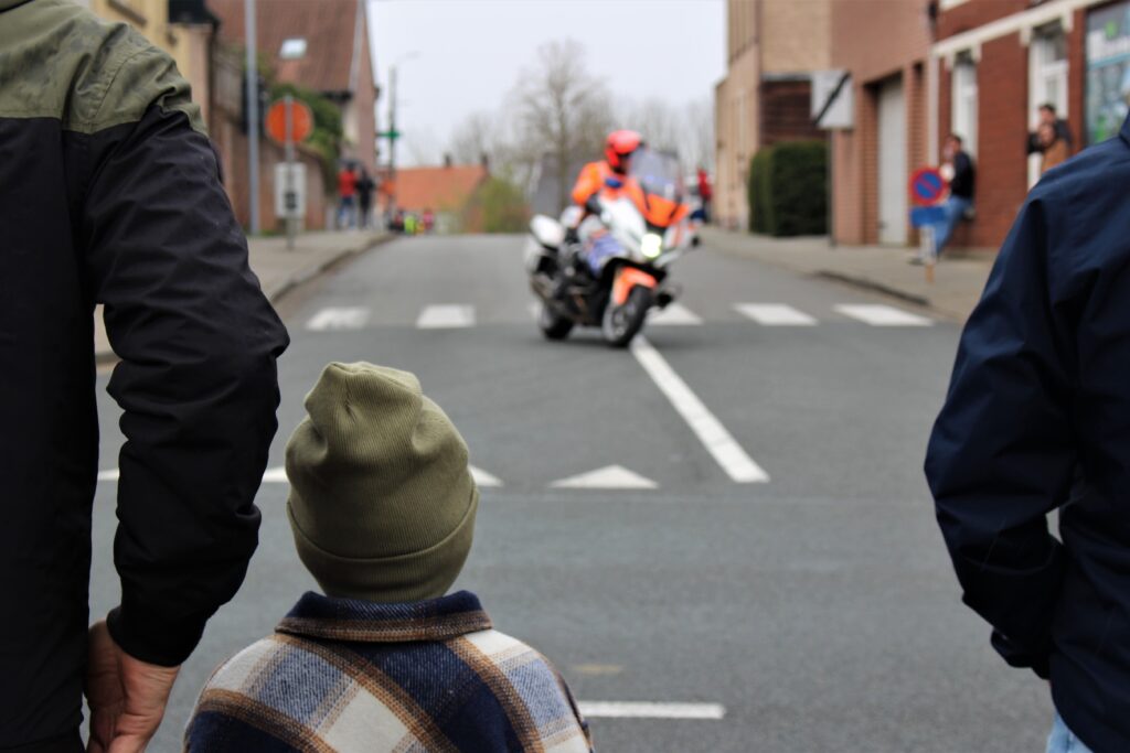 Kind in Charleroi aus Kammer befreit Heldenhafte Rettungsaktion in Belgien In einem dramatischen Einsatz hat die Polizei in Charleroi, Belgien, ein neunjähriges Kind aus einer winzigen, dunklen Kammer befreit. Dieser Vorfall, der sich in der belgischen Stadt ereignete, hat landesweit für Aufsehen gesorgt. Die Kammer, in der das Kind gefunden wurde, maß lediglich zwei Quadratmeter und bot erschreckend schlechte Lebensbedingungen. Die Staatsanwaltschaft beschrieb die Situation des Kindes als "erbärmlich".
