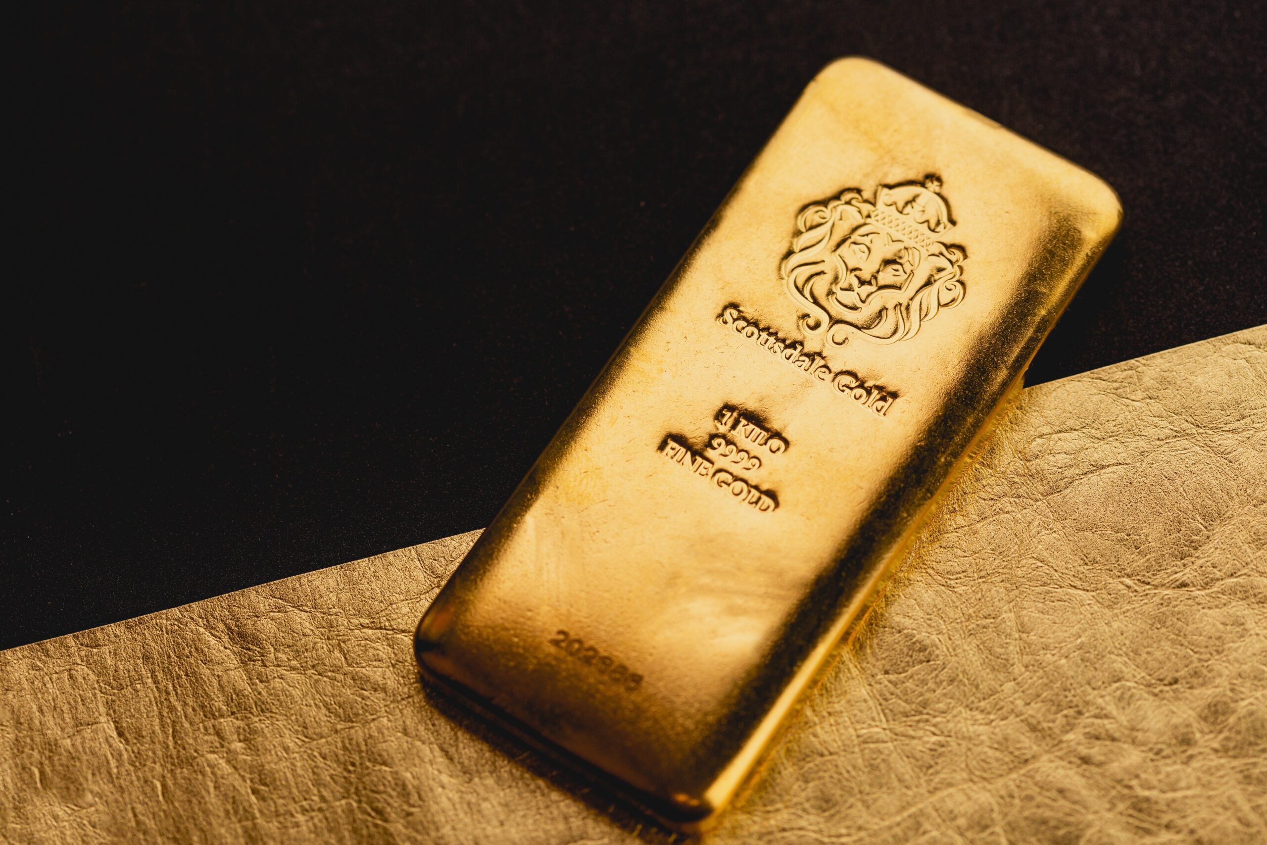 Gold- und Silberinvestitionen 2024: Ein Jahr voller Chancen Einleitung: Die Bedeutung von Gold und Silber im Jahr 2024 Das Jahr 2024 könnte für Anleger in Gold und Silber ein besonders lukratives Jahr werden. Nach den Herausforderungen des Jahres 2023, die durch die Zinspolitik der US-Notenbank geprägt waren, zeichnet sich eine Trendwende ab. Gold und Silber, traditionell als sichere Häfen angesehen, könnten von dieser Entwicklung besonders profitieren.