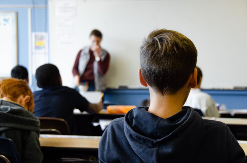 Lehrkräfte an NRW-Schulen berichten von einer verstärkten Hinwendung zu erzkonservativen Auslegungen des Islam unter Teilen der Schülerschaft. Klaus Köther vom Verband Bildung und Erziehung (VBE) beschreibt, wie sich muslimische Schüler zunehmend religiös verhalten, was sich in der Einhaltung religiöser Rituale und einer konservativeren Interpretation des Korans zeigt. Dieser Trend ist auch bei Kindern aus moderaten muslimischen Familien zu beobachten.