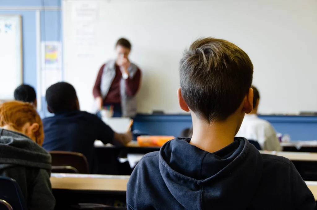 Lehrkräfte an NRW-Schulen berichten von einer verstärkten Hinwendung zu erzkonservativen Auslegungen des Islam unter Teilen der Schülerschaft. Klaus Köther vom Verband Bildung und Erziehung (VBE) beschreibt, wie sich muslimische Schüler zunehmend religiös verhalten, was sich in der Einhaltung religiöser Rituale und einer konservativeren Interpretation des Korans zeigt. Dieser Trend ist auch bei Kindern aus moderaten muslimischen Familien zu beobachten.