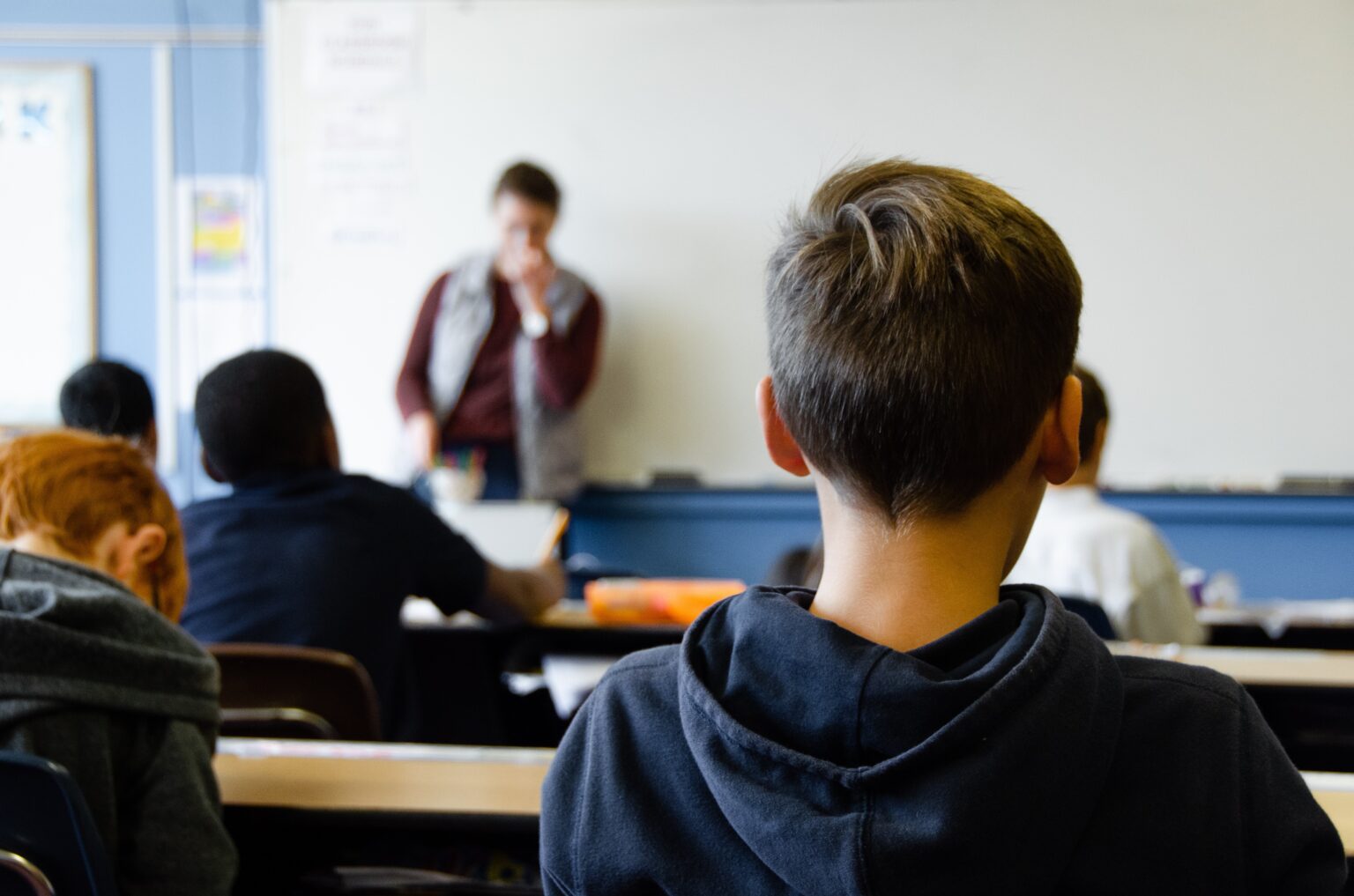 Lehrkräfte an NRW-Schulen berichten von einer verstärkten Hinwendung zu erzkonservativen Auslegungen des Islam unter Teilen der Schülerschaft. Klaus Köther vom Verband Bildung und Erziehung (VBE) beschreibt, wie sich muslimische Schüler zunehmend religiös verhalten, was sich in der Einhaltung religiöser Rituale und einer konservativeren Interpretation des Korans zeigt. Dieser Trend ist auch bei Kindern aus moderaten muslimischen Familien zu beobachten.