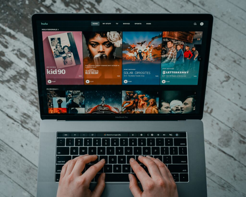 Streaming-Markt Herausforderungen: Ein Überblick Einleitung: Der Wandel im Streaming-Markt Der Streaming-Markt steht vor signifikanten Herausforderungen. Während Netflix seine Dominanz festigt, ringen andere große Player wie Disney, Warner, Comcast und Paramount mit finanziellen Verlusten und strategischen Schwierigkeiten. Diese Entwicklung wirft ein Schlaglicht auf die "Streaming-Markt Herausforderungen" und die Notwendigkeit für Anbieter, ihre Geschäftsmodelle zu überdenken.