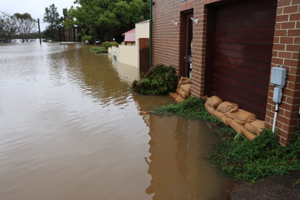 Hochwasserschutz in Lilienthal: Eine Gemeinschaft im Kampf gegen die Fluten Hochwasserschutz in Lilienthal: Die Bedeutung von Sandsäcken In der kleinen Gemeinde Lilienthal, die kürzlich von einem verheerenden Hochwasser betroffen war, hat sich die entscheidende Rolle von Sandsäcken im Hochwasserschutz deutlich gezeigt. Diese scheinbar simplen Hilfsmittel sind in Wahrheit lebensrettende Barrieren gegen die zerstörerische Kraft des Wassers. In Lilienthal wurde dies besonders deutlich, als die Nachfrage nach Sandsäcken sprunghaft anstieg und die Gemeinde vor große Herausforderungen stellte.