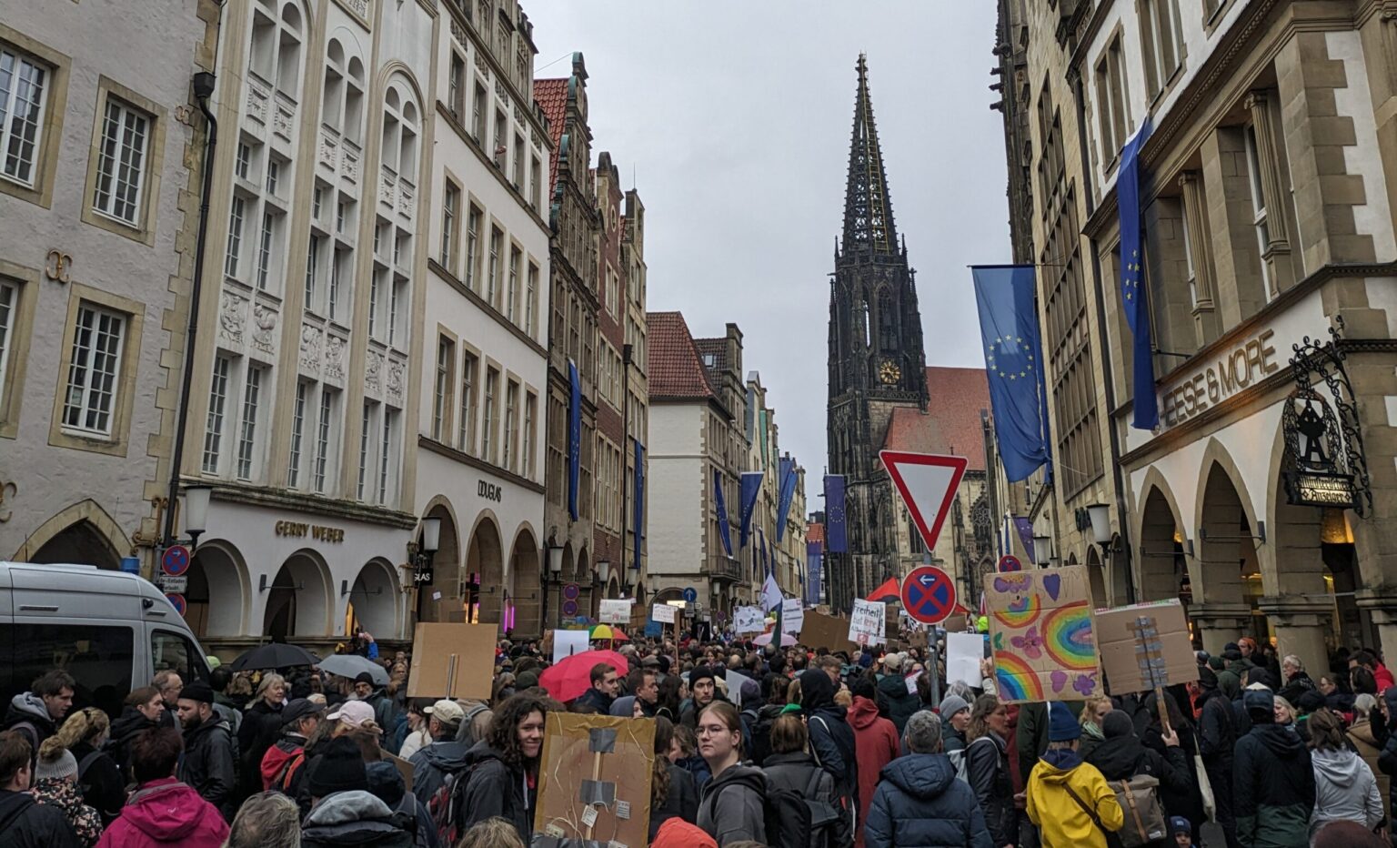 Über 30.000 Menschen demonstrierten in Münster gegen den AfD Neujahrsempfang, in der größten Demonstration der Stadtgeschichte. Ein Zeichen gesellschaftlicher Solidarität und Demokratie.