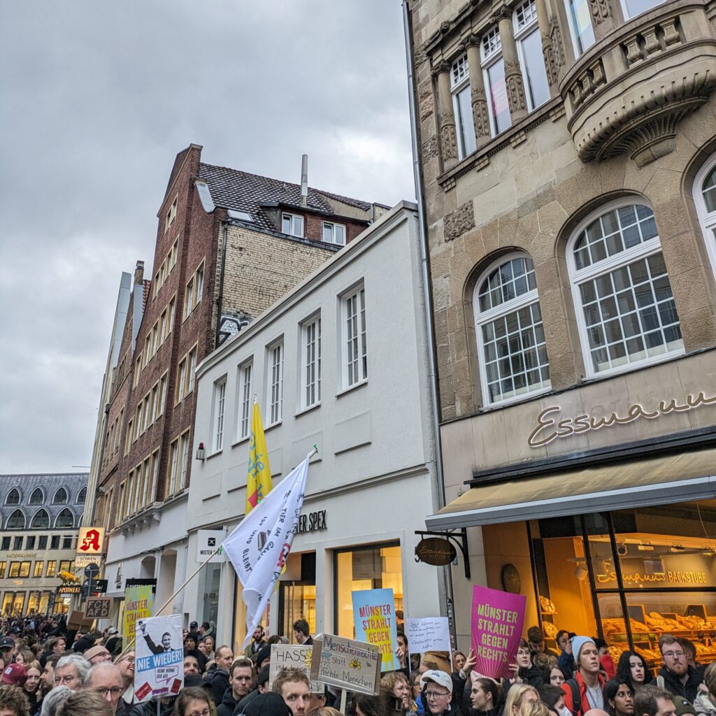 Eine tiefgehende Analyse des Polizeieinsatzes beim AfD-Neujahrsempfang in Münster, inklusive der Herausforderungen, Reaktionen und der Notwendigkeit einer nachhaltigen Optimierung zukünftiger Einsätze. Herbert Reul übt scharfe Kritik. Zwei Demonstrationen in Münster sorgen für Kritik: Fragwürdige Organisatoren und rechtsextreme Verbindungen treffen auf Gegenproteste.