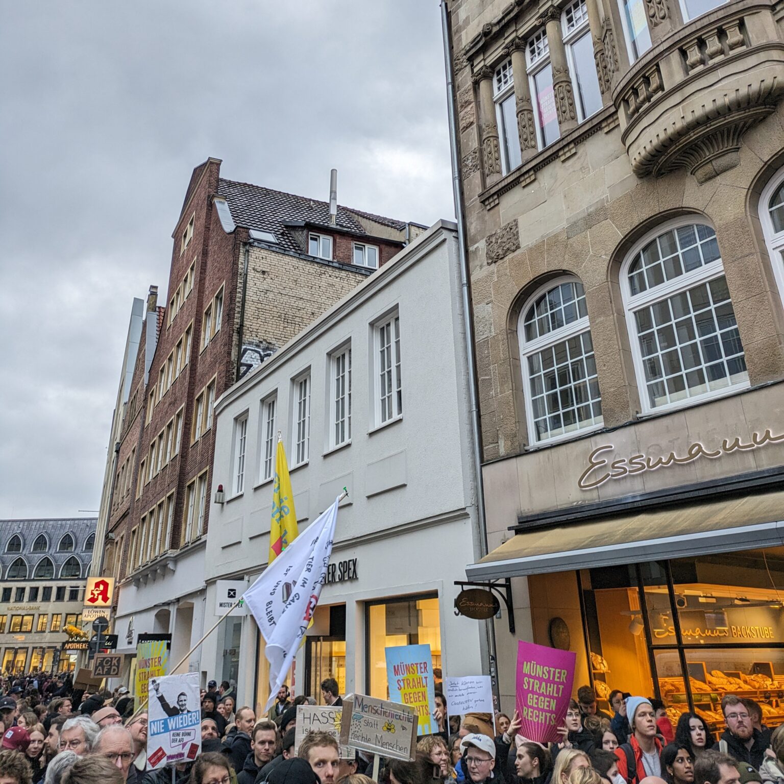 Eine tiefgehende Analyse des Polizeieinsatzes beim AfD-Neujahrsempfang in Münster, inklusive der Herausforderungen, Reaktionen und der Notwendigkeit einer nachhaltigen Optimierung zukünftiger Einsätze. Herbert Reul übt scharfe Kritik. Zwei Demonstrationen in Münster sorgen für Kritik: Fragwürdige Organisatoren und rechtsextreme Verbindungen treffen auf Gegenproteste.