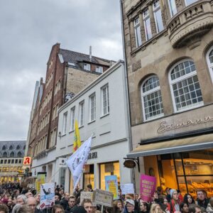 Eine tiefgehende Analyse des Polizeieinsatzes beim AfD-Neujahrsempfang in Münster, inklusive der Herausforderungen, Reaktionen und der Notwendigkeit einer nachhaltigen Optimierung zukünftiger Einsätze. Herbert Reul übt scharfe Kritik. Zwei Demonstrationen in Münster sorgen für Kritik: Fragwürdige Organisatoren und rechtsextreme Verbindungen treffen auf Gegenproteste.