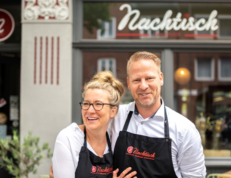 Nachhaltigkeit und Süße Kreationen: Das Café Nachtisch in Münster Das Café Nachtisch, unter der Leitung von Beate Kreilkamp und Alexander Gieseler, ist nicht nur ein Ort für Dessertliebhaber in Münster, sondern auch ein Vorreiter in Sachen Nachhaltigkeit und bewusstem Umgang mit Lebensmitteln. Mit ihrem einzigartigen Konzept beweisen Beate und Alexander, dass Genuss und Verantwortung Hand in Hand gehen können.
