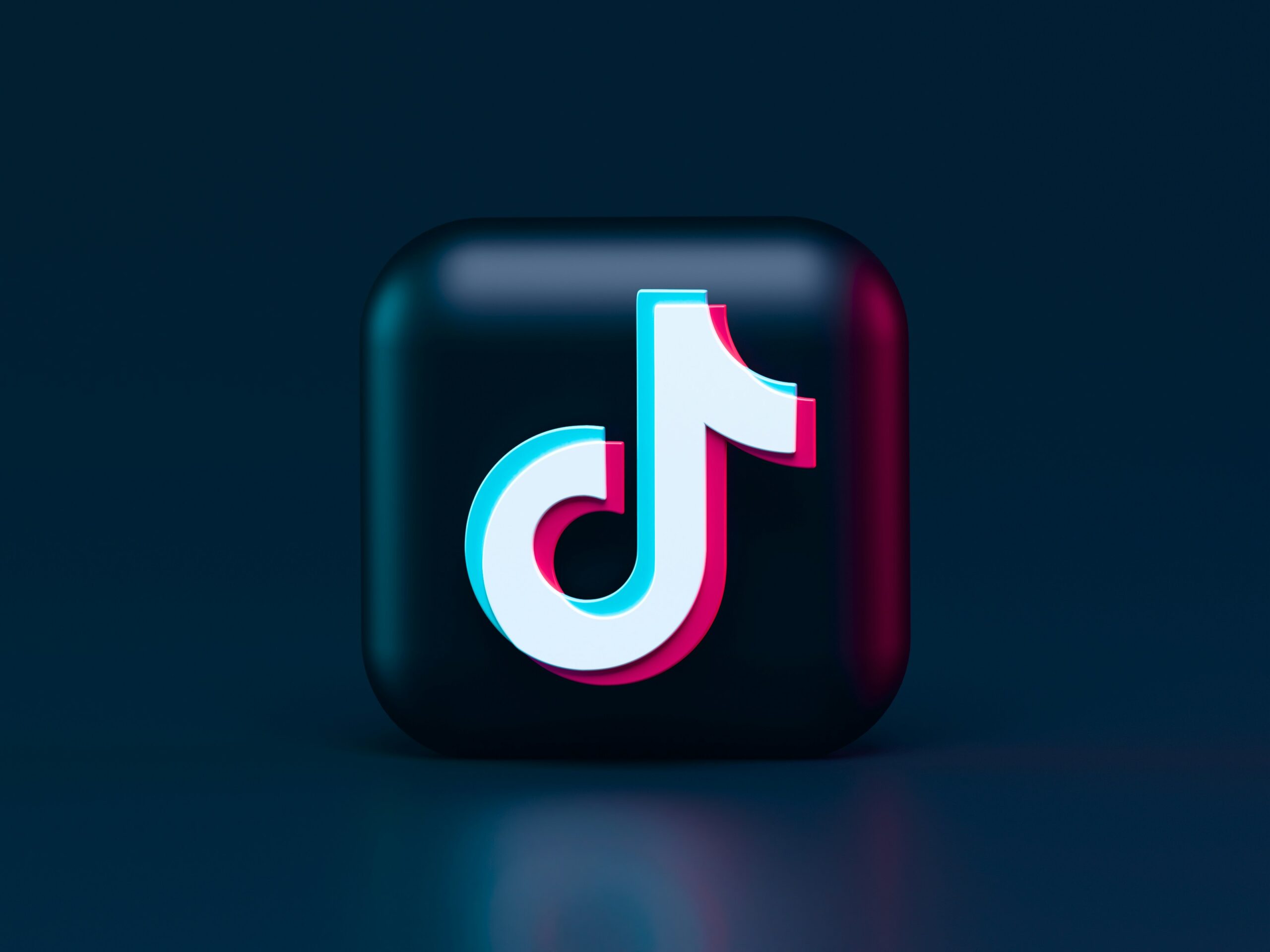 In den letzten Jahren hat sich TikTok von einer Plattform für Unterhaltung und Tanzvideos zu einem mächtigen Akteur im E-Commerce und Direktverkauf entwickelt. Diese Entwicklung stellt eine ernsthafte Bedrohung für traditionelle Online-Verkaufsplattformen wie Amazon und Zalando dar. Im Folgenden untersuchen wir, wie TikTok den Direktverkauf revolutioniert und welche Auswirkungen dies auf etablierte Plattformen hat.