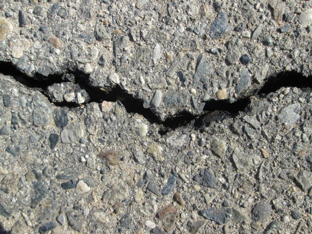 Sanierungsbedürftige Straßen in Westfalen erfordern dringend Maßnahmen, da Schlaglöcher und Risse den Verkehr stark beeinträchtigen. SPD, Grüne und andere Parteien streiten über die Netto-Null-Versiegelung in Münster. Wird Wohnen dadurch unbezahlbar?