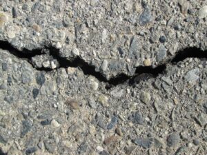 Sanierungsbedürftige Straßen in Westfalen erfordern dringend Maßnahmen, da Schlaglöcher und Risse den Verkehr stark beeinträchtigen. SPD, Grüne und andere Parteien streiten über die Netto-Null-Versiegelung in Münster. Wird Wohnen dadurch unbezahlbar?