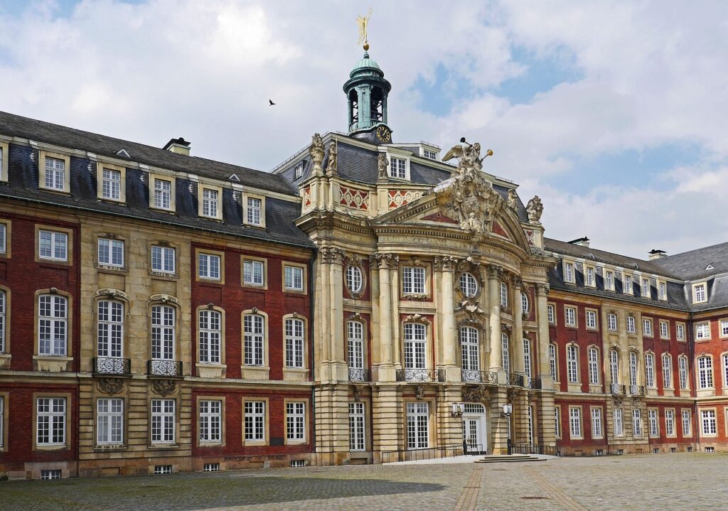 Die Erstiwoche, bzw Erstiwochen der Uni Münster bieten legendäre öffentliche Partys, die dir den perfekten Einstieg ins Studentenleben ermöglichen. Feiere mit anderen Erstis und erkunde das Nachtleben! Die Universität Münster im CHE-Ranking 2025 überzeugt in mehreren Fächern mit guter Betreuung, Forschung und Studienorganisation.