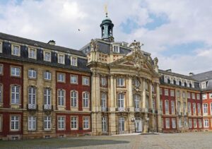 Die Erstiwoche, bzw Erstiwochen der Uni Münster bieten legendäre öffentliche Partys, die dir den perfekten Einstieg ins Studentenleben ermöglichen. Feiere mit anderen Erstis und erkunde das Nachtleben! Die Universität Münster im CHE-Ranking 2025 überzeugt in mehreren Fächern mit guter Betreuung, Forschung und Studienorganisation. Die Universität Münster verliert den Exzellenzcluster „Religion und Politik“ und damit die Bewerbung als Exzellenzuniversität.