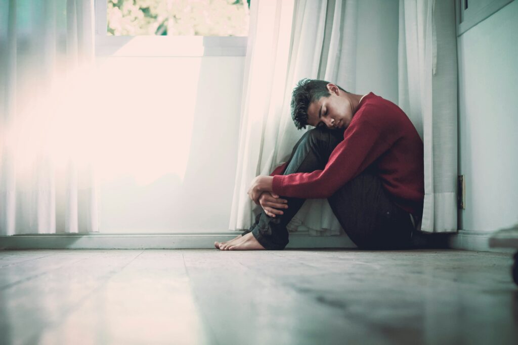 Ein kritischer Blick auf die Wirksamkeit von Antidepressiva In einer Zeit, in der die Prävalenz von Depressionen weltweit zunimmt, steht die Wirksamkeit von Antidepressiva mehr denn je im Fokus der medizinischen Forschung und Praxis. Professor Bschor, ein renommierter Experte und Mitautor der deutschen Behandlungsleitlinie für Depressionen, teilt seine umfassenden Erfahrungen und Bedenken hinsichtlich der aktuellen Anwendung von Antidepressiva. Trotz Millionen von Verschreibungen jedes Jahr spricht jeder zweite Patient nicht auf diese Medikamente an, was die Notwendigkeit alternativer Behandlungsansätze unterstreicht.