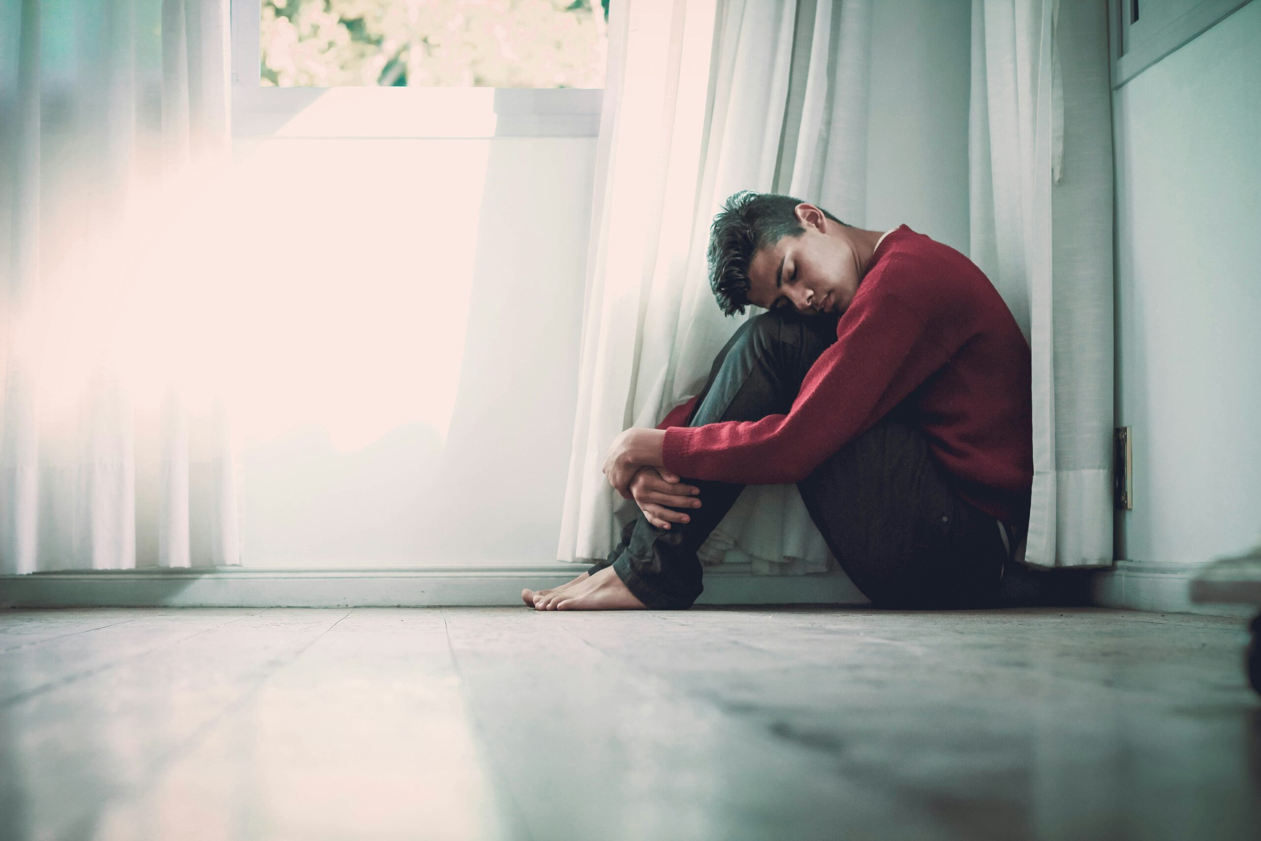 Ein kritischer Blick auf die Wirksamkeit von Antidepressiva In einer Zeit, in der die Prävalenz von Depressionen weltweit zunimmt, steht die Wirksamkeit von Antidepressiva mehr denn je im Fokus der medizinischen Forschung und Praxis. Professor Bschor, ein renommierter Experte und Mitautor der deutschen Behandlungsleitlinie für Depressionen, teilt seine umfassenden Erfahrungen und Bedenken hinsichtlich der aktuellen Anwendung von Antidepressiva. Trotz Millionen von Verschreibungen jedes Jahr spricht jeder zweite Patient nicht auf diese Medikamente an, was die Notwendigkeit alternativer Behandlungsansätze unterstreicht.