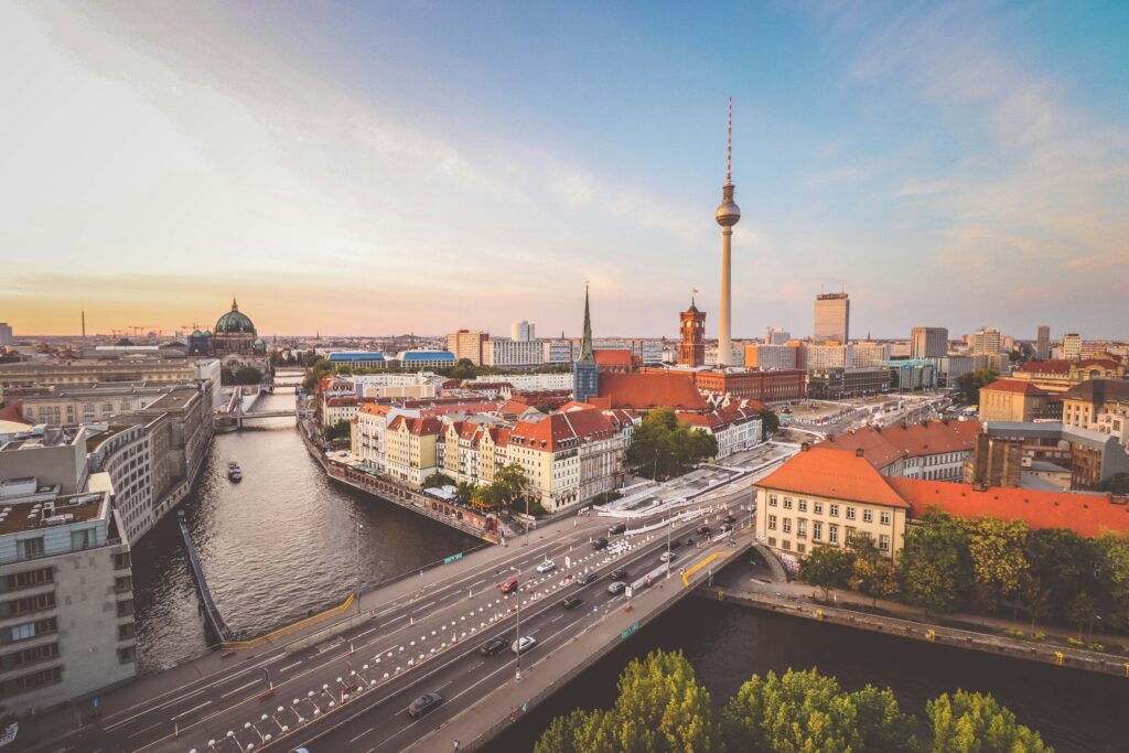 Ein schwieriger Start und die Folgen Der Flughafen Berlin Brandenburg (BER) hat seit seiner späten Eröffnung im Oktober 2020 für viel Aufsehen gesorgt. Ursprünglich als neues Luftfahrtzentrum Berlins gedacht, kämpfte der Flughafen mit zahlreichen Bau- und Planungsmängeln, die zu mehrfach verschobenen Eröffnungsterminen und einer Verdreifachung der Baukosten führten. Diese Probleme sorgten weltweit für Schlagzeilen und hinterließen einen bleibenden Eindruck von Peinlichkeit und Mismanagement. Trotz eines relativ störungsfreien Betriebs seit der Eröffnung bleibt der BER hinter den Erwartungen zurück, insbesondere im Vergleich zu seinem Vorgänger, dem Flughafen Tegel.