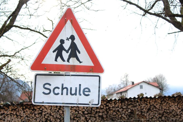 Entdecken Sie, wie NRW mit zeitweisen Schulstraßensperrungen die Sicherheit für Kinder und Jugendliche erhöht und den Elterntaxis entgegenwirkt. Ein wichtiger Schritt für eine sicherere Umgebung.
