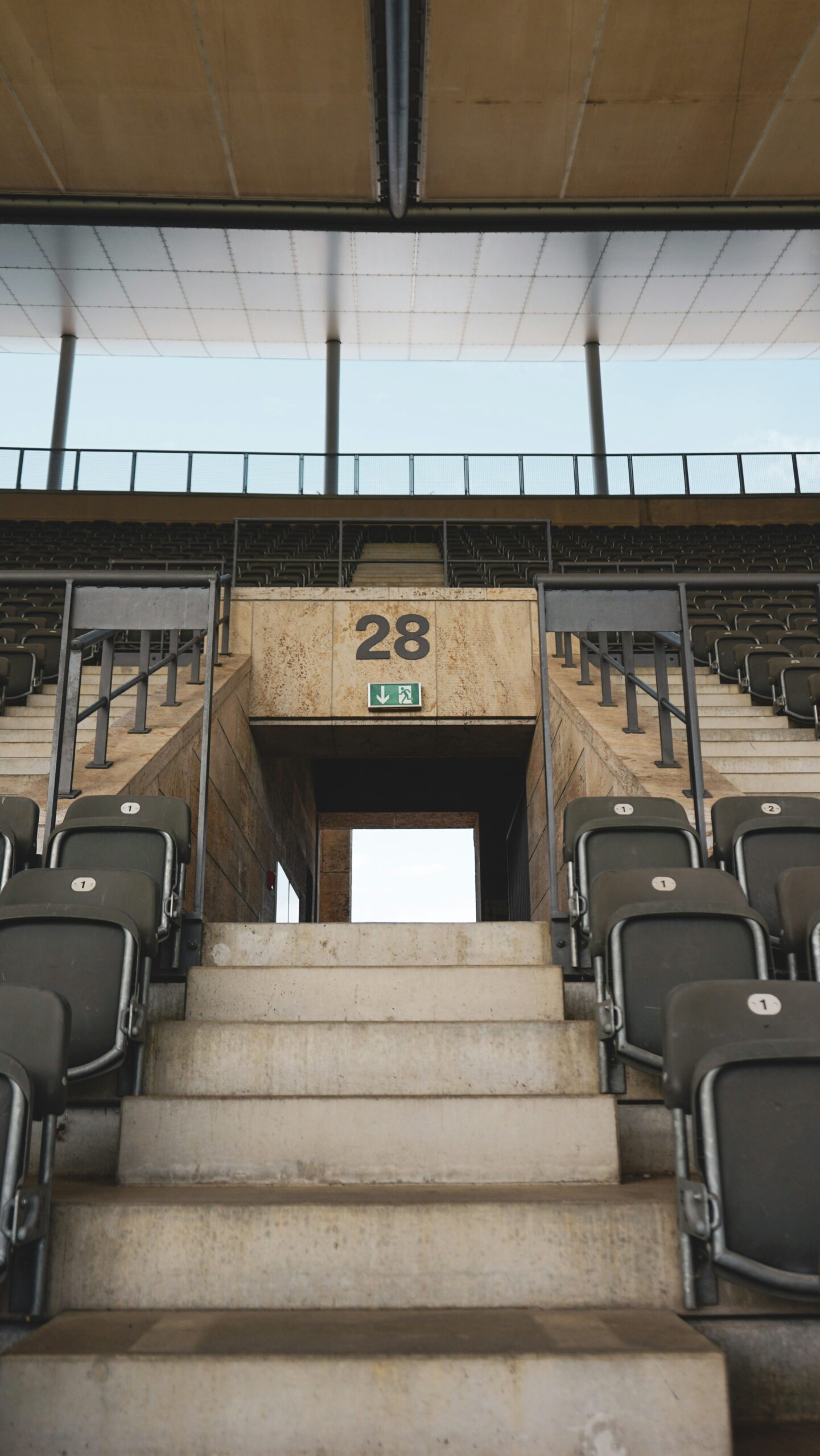 Die Bundesliga steht an einem Wendepunkt. Die jüngsten Fanproteste in Dortmund gegen die geplante Beteiligung eines Finanzinvestors werfen ein Schlaglicht auf die Spannungen zwischen traditionellen Fußballwerten und den modernen Realitäten des Sports. Diese Entwicklung ist nicht nur für Fans und Vereine von Bedeutung, sondern auch für die Zukunft des deutschen Profifußballs als Ganzes.