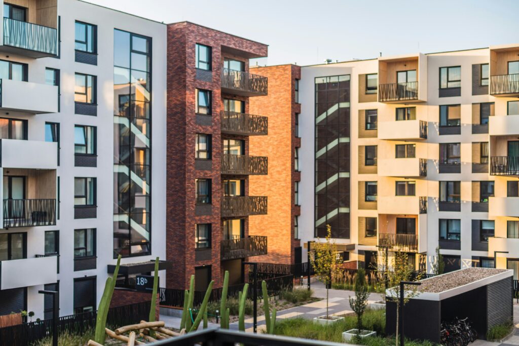 Wohnungsnot in Deutschland erreicht historischen Tiefpunkt Die Wohnungsnot in Deutschland hat ein historisches Ausmaß erreicht, das die Grundfesten der Wirtschaft zu erschüttern droht. Besonders in den Ballungszentren ist die Suche nach bezahlbarem Wohnraum zu einer Sisyphusarbeit geworden. Der ifo-Geschäftsklimaindex im Wohnungsbau, der als Barometer für die Branche gilt, ist auf den niedrigsten Stand seiner Geschichte gefallen. Dies verdeutlicht die Schwere der Krise, mit der die Bundesregierung trotz des Ziels, jährlich 400.000 neue Wohnungen zu schaffen, zu kämpfen hat.