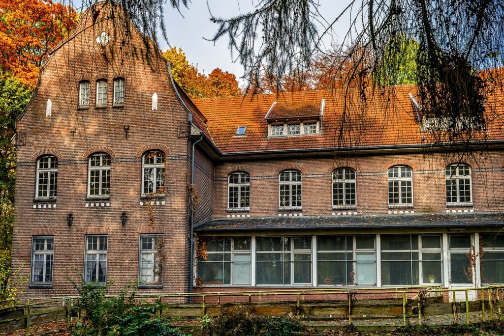 Die Zahl der Straftäter, die aus psychiatrischen Einrichtungen in Nordrhein-Westfalen entwichen sind oder während eines Freigangs geflohen sind, hat in den letzten Jahren signifikant zugenommen. Von 95 Fällen im Jahr 2015 ist die Zahl auf 167 im Jahr 2023 gestiegen, was einem Anstieg von 74 Prozent entspricht. Diese Zahlen wurden vom NRW-Gesundheitsminister Karl-Josef Laumann (CDU) als Antwort auf eine parlamentarische Anfrage der AfD-Fraktion im Landtag veröffentlicht. Konstante Fluchtrate trotz Anstieg Obwohl die absolute Zahl der Fluchtfälle gestiegen ist, bleibt der Anteil der Entweichungen im Vergleich zur Gesamtzahl der untergebrachten Personen konstant bei vier Prozent pro Jahr. Zum Ende des Jahres 2023 waren nahezu 3700 Personen aus strafrechtlichen Gründen in psychiatrischen Einrichtungen untergebracht. Das Ministerium betont, dass die Zahl der Entweichungen relativ zur Anzahl der untergebrachten Personen über das letzte Jahrzehnt nicht zugenommen hat. Straftaten während der Flucht Interessanterweise begingen sechs Prozent der zwischen 2019 und 2023 Geflohenen während ihrer Flucht erneut Straftaten. Die begangenen Delikte umfassten vorwiegend Erschleichen von Leistungen, Verstöße gegen das Betäubungsmittelgesetz, Diebstahl und Widerstand bei der Festnahme. Diese Informationen werfen ein Licht auf die Risiken, die mit Fluchtfällen verbunden sind, und die Notwendigkeit, Sicherheitsmaßnahmen zu evaluieren und gegebenenfalls anzupassen. Resozialisierung als primäres Ziel Die Unterbringung in psychiatrischen Krankenhäusern oder Entziehungsanstalten zielt primär auf die Resozialisierung der Straftäter ab. Durch entsprechende Behandlungen sollen zukünftige Straftaten verhindert werden. Das Ministerium unterstreicht die Wichtigkeit einer „freiheitsorientierten und therapiegerichteten“ Gestaltung der Unterbringung, wie es das Bundesverfassungsgericht fordert. Lockerungen des Freigangs werden als essenzieller Bestandteil der Therapie angesehen, sofern die individuell prognostizierte Gefährlichkeit der untergebrachten Personen dies zulässt.