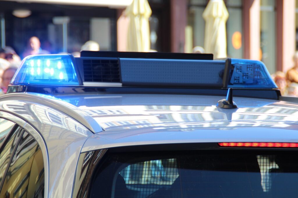 Schwerer Unfall in Stadtlohn: Ein Mann flüchtet vor der Polizei, prallt gegen einen Baum und stirbt im Krankenhaus. 85-jährige Frau in Gütersloh wurde brutal getötet. Alles über den Fall, die Ermittlungen und den Appell der Polizei.