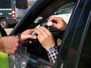 Polizei Münster stoppt auf der A1 bei Greven einen betrunkenen 23-Jährigen ohne Führerschein. Der Mann hatte über 2,2 Promille im Blut.