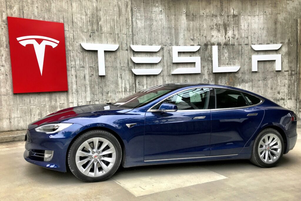 Elon Musk, der visionäre Gründer von Tesla, steht vor einer neuen Herausforderung. Ein Gerichtsurteil könnte ihn dazu zwingen, auf ein Prämienpaket im Wert von 56 Milliarden Dollar zu verzichten. Dieses Ereignis markiert einen potenziellen Wendepunkt für den E-Auto-Pionier und wirft Fragen über die Zukunft des Unternehmens und seines charismatischen Leaders auf.