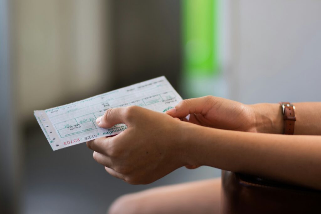 Ein wachsendes Problem Der Ticketmarkt für Großveranstaltungen wie Konzerte und Sportereignisse ist ein lukratives Feld – nicht nur für offizielle Verkäufer und Fans, sondern auch für Betrüger. Der Verkauf von Tickets auf dem Zweitmarkt birgt Risiken, die von überteuerten Preisen bis hin zu komplett gefälschten Eintrittskarten reichen. Doch wie können sich Fans in diesem Dschungel aus Angeboten schützen?