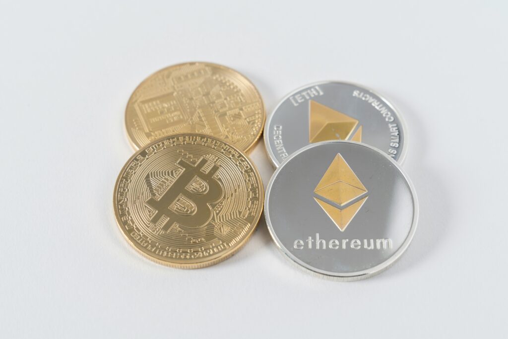 Ethereum als Fokus der Krypto-Innovation Die Welt der Kryptowährungen steht nie still, und im Zentrum dieser unaufhörlichen Dynamik befindet sich Ethereum. Als Plattform, die nicht nur als digitale Währung fungiert, sondern auch als Grundlage für zahlreiche Kryptoprojekte dient, hat Ethereum sich als das Rückgrat des Kryptomarktes etabliert. Die Fähigkeit, Informationen sicher und transparent zu speichern und auszutauschen, hebt Ethereum von anderen Kryptowährungen ab und macht es zu einem zentralen Spieler in der digitalen Finanzwelt.
