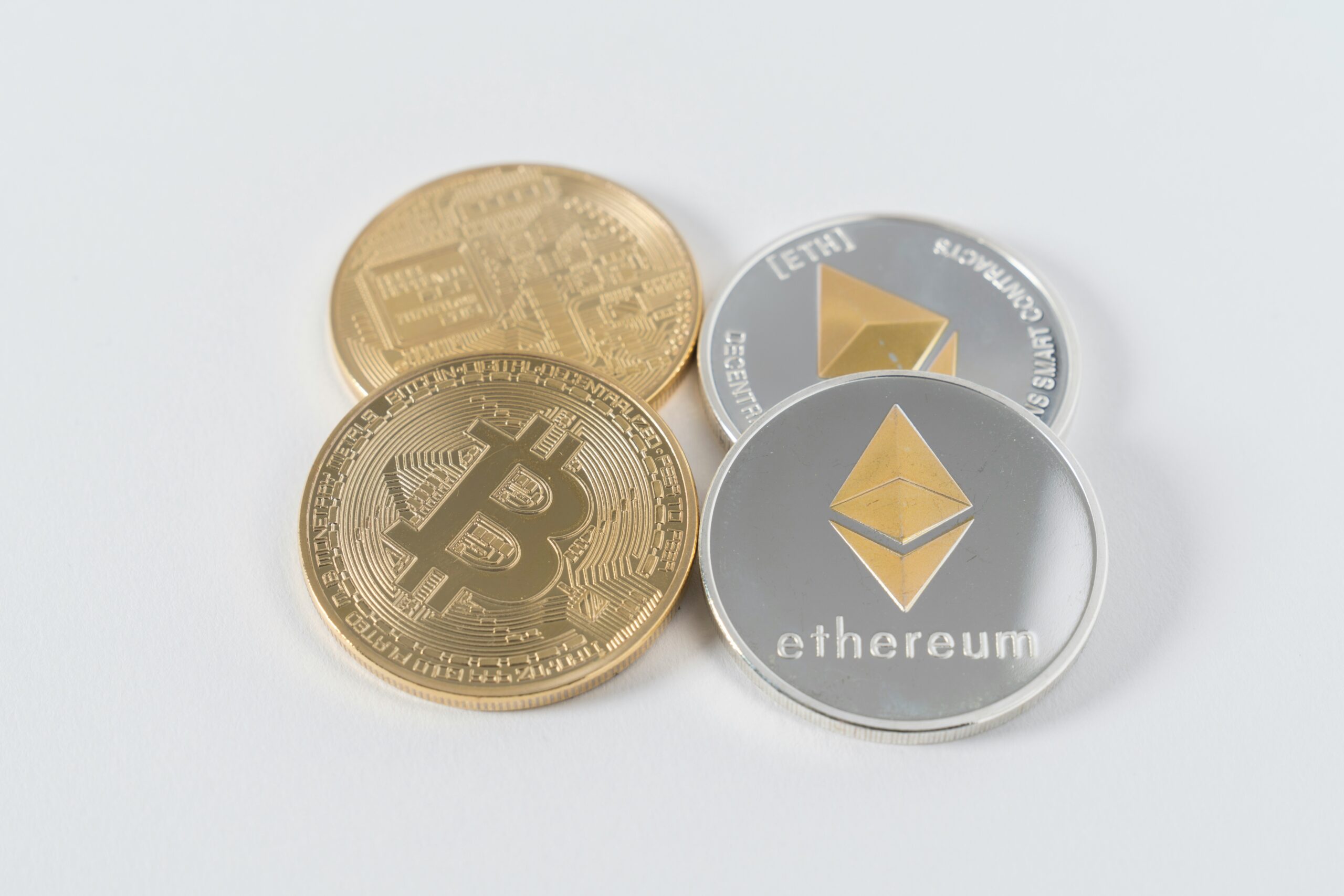 Ethereum als Fokus der Krypto-Innovation Die Welt der Kryptowährungen steht nie still, und im Zentrum dieser unaufhörlichen Dynamik befindet sich Ethereum. Als Plattform, die nicht nur als digitale Währung fungiert, sondern auch als Grundlage für zahlreiche Kryptoprojekte dient, hat Ethereum sich als das Rückgrat des Kryptomarktes etabliert. Die Fähigkeit, Informationen sicher und transparent zu speichern und auszutauschen, hebt Ethereum von anderen Kryptowährungen ab und macht es zu einem zentralen Spieler in der digitalen Finanzwelt.