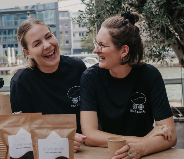 Ella und Speiche. Die Gründerin und ihre neue PArtnerin trinken gemeinsam Kaffee.