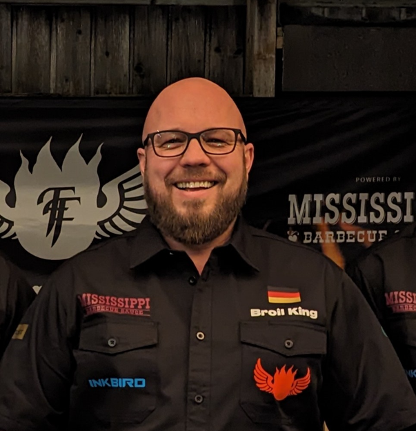 lying Fire BBQ Team vor der Weltmeisterschaft in Texas Die Anfänge: Von Strawberry Cheesecake zum Golden Ticket für die BBQ-Königsklasse Das Flying Fire BBQ Team aus Sendenhorst startete auf eine außergewöhnliche Weise in die Welt des Wettbewerbs-Grillens. Bei ihrer ersten Teilnahme an der Hessischen Grill-Meisterschaft in Eschwege begeisterten sie die Jury mit einem ungewöhnlichen Gericht - einem Strawberry Cheesecake vom Grill. Mit diesem kreativen Dessert gewannen sie das heiß begehrte Golden Ticket für die Weltmeisterschaft der Barbecue-Szene in Texas.