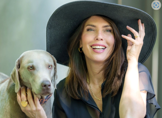 Leonie Lohkamp ist Influencer aus Münster und dabei sehr erfolgreich. Sie zeigt sich gerne mit ihrem Hund.