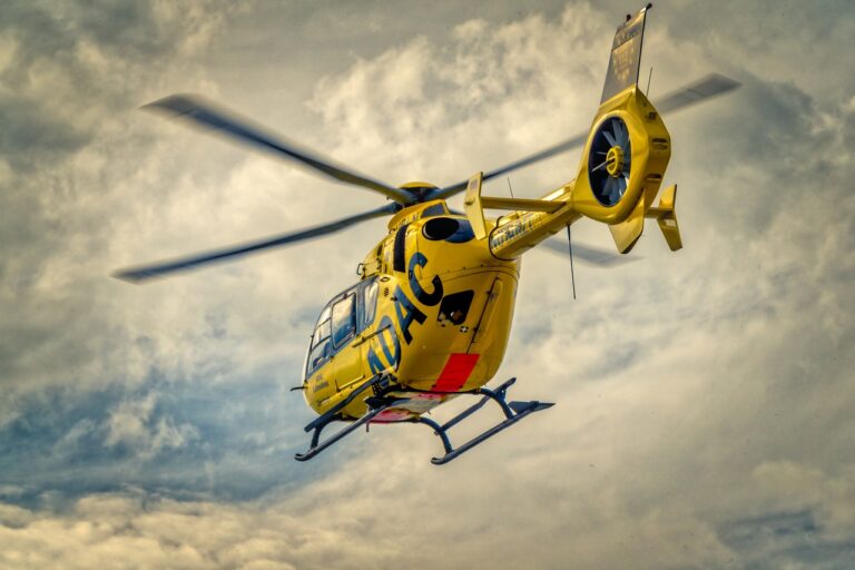 Ein schrecklicher Vorfall ereignete sich in Ochtrup, als ein Paket auf dem Gehweg explodierte und einen 58-Jährigen schwer verletzte. Ein Rettungshubschrauber brachte ihn ins Krankenhaus.