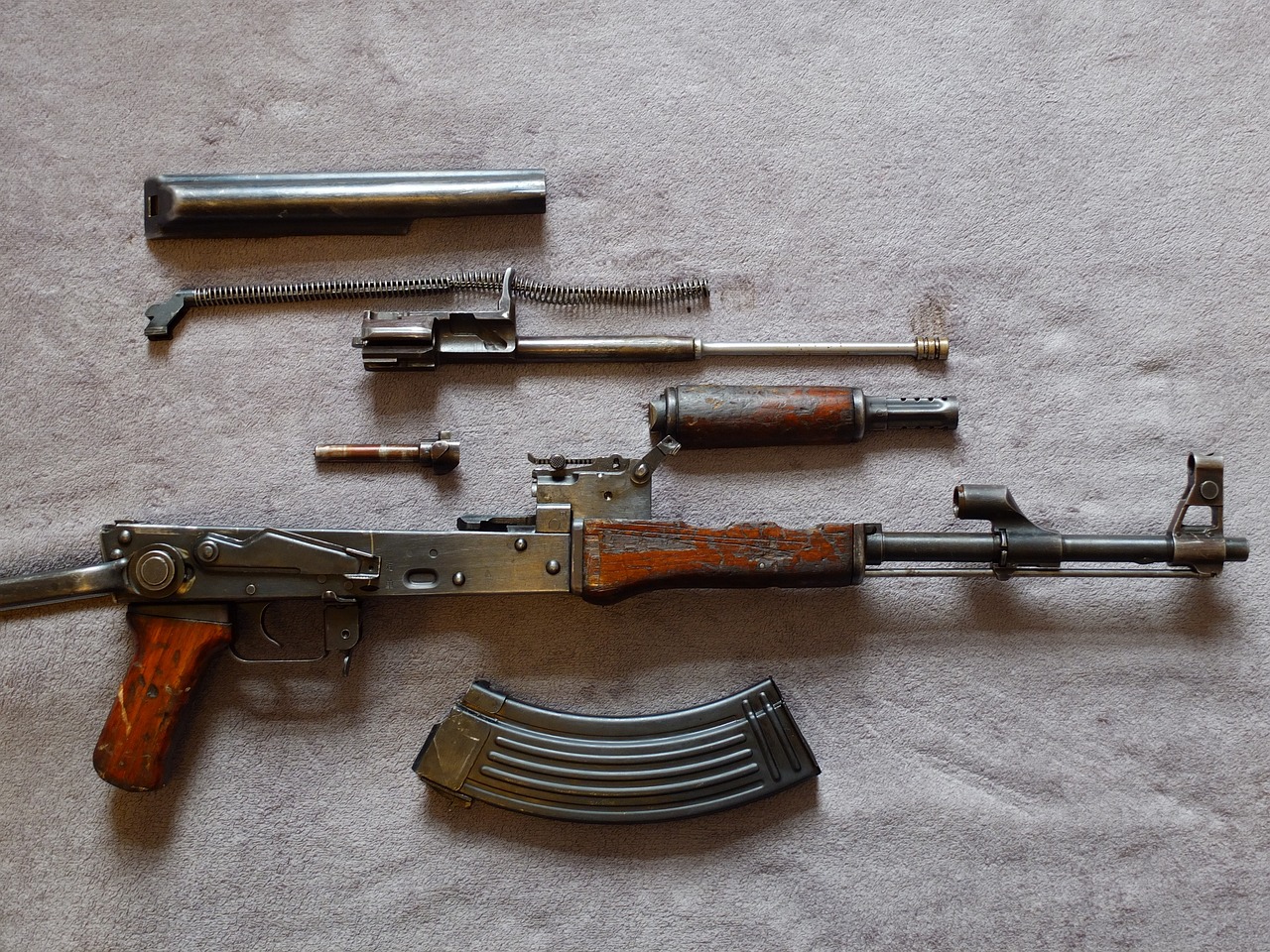 Ein Waffenhändler aus dem Münsterland steht wegen fahrlässiger Tötung vor Gericht. Die Waffe, die zum Tod einer Frau führte, stammte aus seinem Besitz.