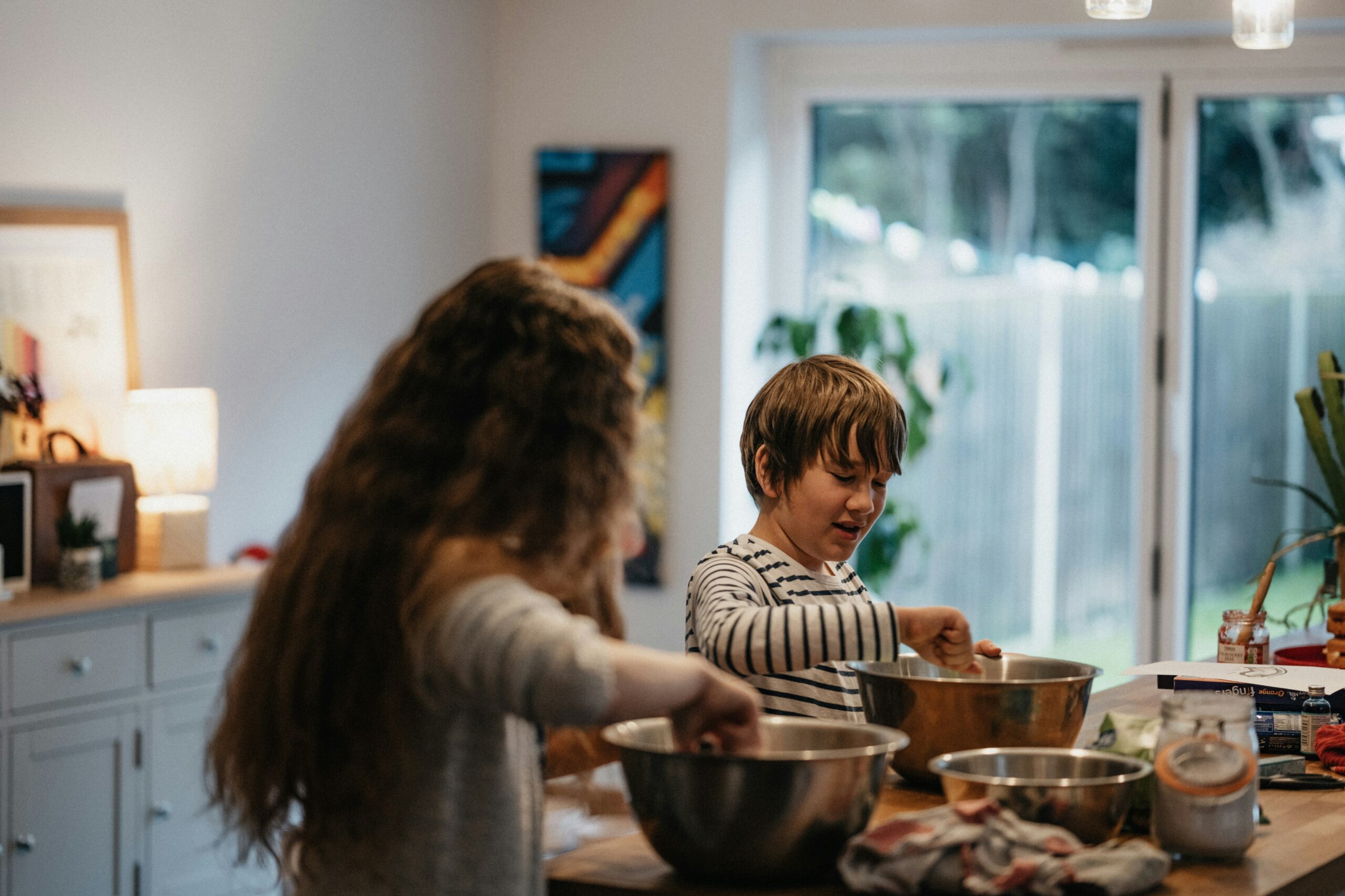 Die Kuchensteuer: Eine neue Herausforderung für Schulen und Kitas Ein neues Kapitel in der Umsatzsteuer Mit dem Beginn der Osterferien öffnen viele Schulen und Kitas traditionell ihre Türen für Besucher, um durch den Verkauf von Kaffee und Kuchen zusätzliche Einnahmen zu generieren. Diese beliebte Praxis könnte jedoch ab dem 1. Januar 2025 eine wesentliche Änderung erfahren. Eine Neuregelung in der Umsatzbesteuerung der Kommunen sieht vor, dass solche Aktivitäten künftig der Umsatzsteuer unterliegen könnten.