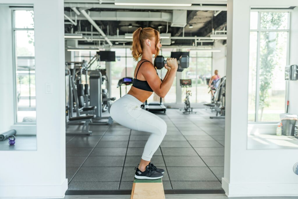 Ist Krafttraining gesund? Ein umfassender Blick auf die Vorteile Ist Krafttraining gesund? Die Wissenschaft sagt Ja Die Frage "Ist Krafttraining gesund?" beschäftigt viele Menschen, die auf der Suche nach effektiven Wegen sind, ihre Gesundheit und Lebensqualität zu verbessern. Die Antwort lautet eindeutig: Ja. Krafttraining ist nicht nur für Bodybuilder oder Leistungssportler relevant. Wissenschaftliche Erkenntnisse belegen, dass regelmäßiges Krafttraining für Menschen jeden Alters enorme gesundheitliche Vorteile bietet. Bereits ab dem dritten Lebensjahrzehnt beginnt unsere Skelettmuskulatur, an Leistungsfähigkeit zu verlieren – ein Prozess, der sich mit gezieltem Training signifikant verlangsamen lässt.