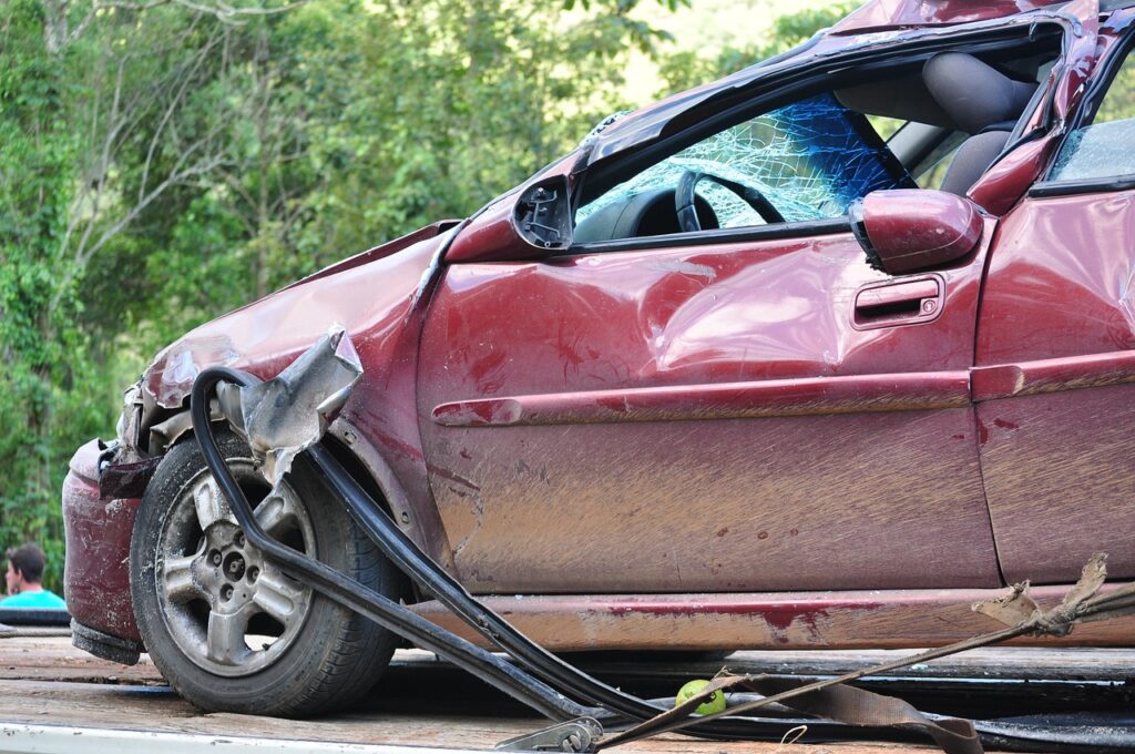 Ein tragischer Verkehrsunfall auf der L612 bei Haltern am See, verursacht durch ein missglücktes Überholmanöver, fordert ein Todesopfer und sechs Schwerverletzte.