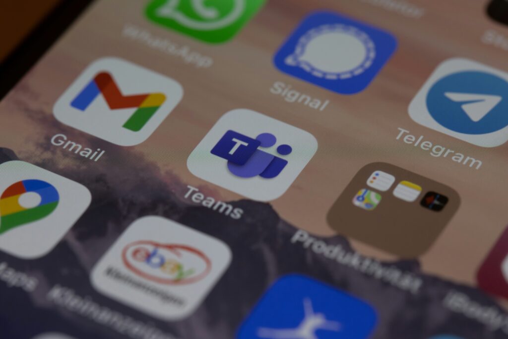 Digitale Kommunikation als Standard In der modernen Berufswelt sind Tools wie Microsoft Teams und Slack zum Synonym für Flexibilität und Vernetzung geworden. Sie erlauben es, unabhängig vom Standort zu arbeiten und dennoch in engem Austausch mit dem Team zu stehen. Diese digitalen Helfer sind aus dem Büroalltag kaum noch wegzudenken und ergänzen die traditionelle E-Mail-Kommunikation. Während sie einerseits den Arbeitsalltag vereinfachen, können sie andererseits auch Stressfaktoren sein, da sie eine Flut an Nachrichten mit sich bringen und das Gefühl vermitteln, ständig erreichbar sein zu müssen.
