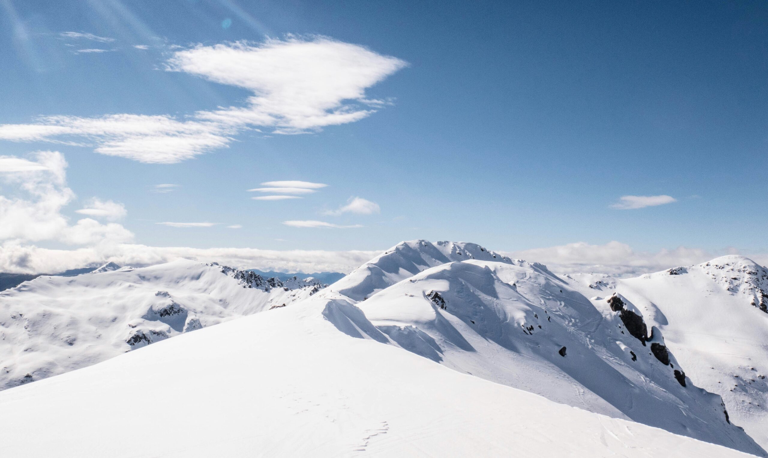 Boom der Skitouren vs. Stagnation im Pistenskifahren In den letzten Jahren hat sich ein bemerkenswerter Trend im Skitourismus abgezeichnet: Während das traditionelle Pistenskifahren eine Stagnation erlebt und sogar einige Skigebiete zur Schließung gezwungen sind, erleben Skitouren, besonders in den Alpen, einen regelrechten Boom. Diese Entwicklung steht im Kontrast zu Nordamerika, wo das Skifahren auf präparierten Pisten weiterhin floriert. Die Gründe für diese unterschiedlichen Entwicklungen sind vielfältig und werfen ein Licht auf die sich wandelnden Präferenzen von Wintersportbegeisterten.