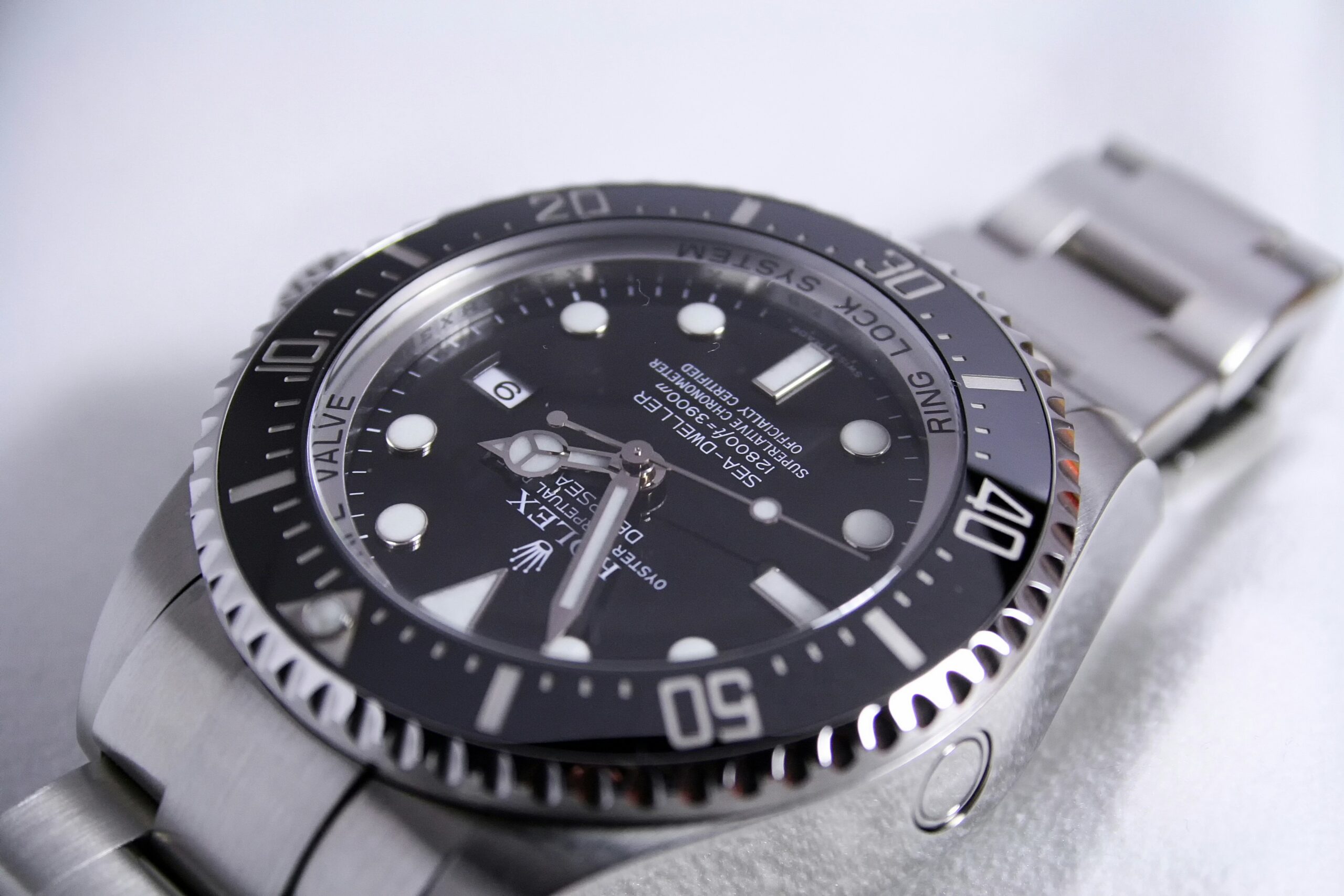 Der Wandel der Statussymbole: Von Rolex zu Quiet Luxury Ein neues Verständnis von Luxus In der heutigen Gesellschaft erleben wir einen bemerkenswerten Wandel in der Wahrnehmung und Bedeutung von Statussymbolen. Während traditionelle Luxusgüter wie die Rolex-Uhr oder die Louis Vuitton-Tasche einst als ultimative Zeichen des Erfolgs galten, zeichnet sich nun ein Trend zu subtilerem Luxus ab. Dieses Phänomen, bekannt als "Quiet Luxury", bevorzugt Understatement gegenüber offensichtlicher Pracht. Marken wie Brunello Cucinelli, die für ihre hochpreisige, aber dezente Kleidung bekannt sind, stehen im Mittelpunkt dieses Trends. Sie repräsentieren einen Luxus, der nicht durch große Logos, sondern durch Qualität und Exklusivität definiert wird.